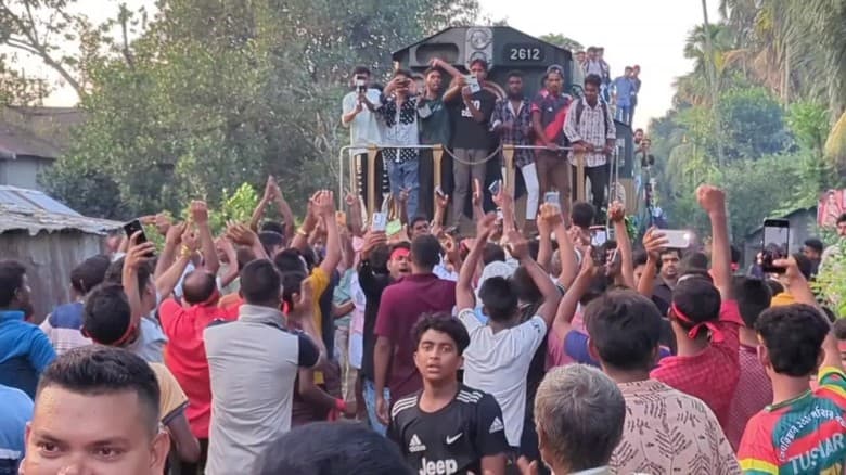 মনোনয়নের দাবিতে ট্রেন আটকে বিক্ষোভ