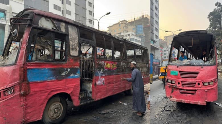 ভোরে মেরুল বাড্ডা ও শাহজাদপুরে দুই বাসে আগুন