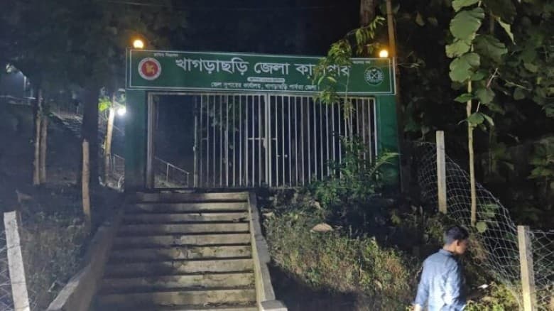 কারাগারের দেওয়াল টপকে পালালো দুই আসামী