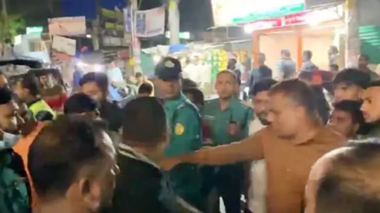 আ. লীগের মিছিলের চেষ্টা, জনতার ধাওয়ায় কর্মীরা পালায়