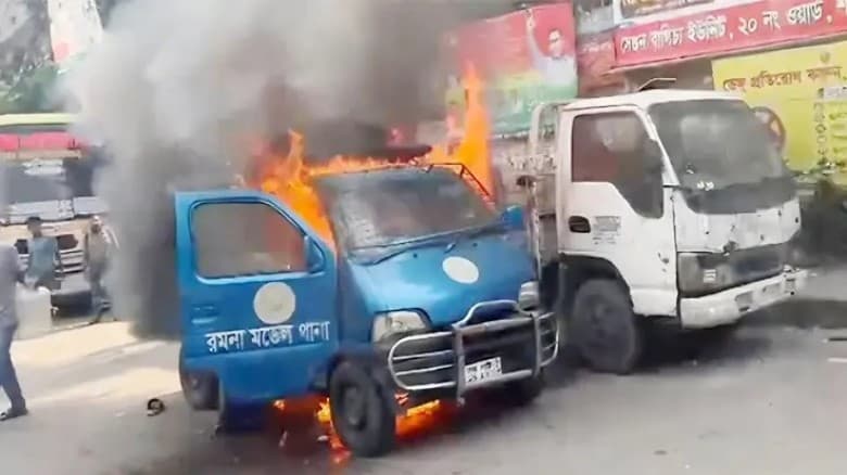 রমনা থানার সামনে পুলিশের গাড়িতে আগুন