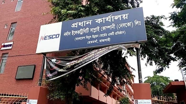 বিদ্যুৎস্পৃষ্ট হয়ে খুঁটি থেকে ছিটকে পড়লেন নেসকোর ২ কর্মচারী