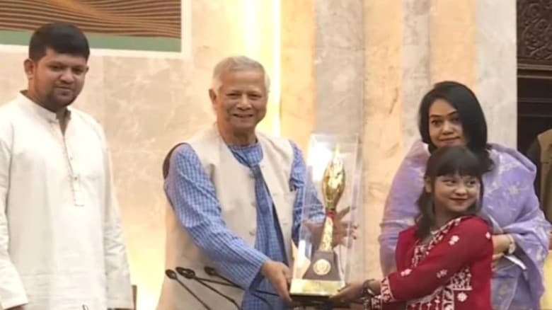 নতুন কুঁড়ি-২০২৫ বিজয়ীদের পুরস্কার তুলে দিলেন প্রধান উপদেষ্টা