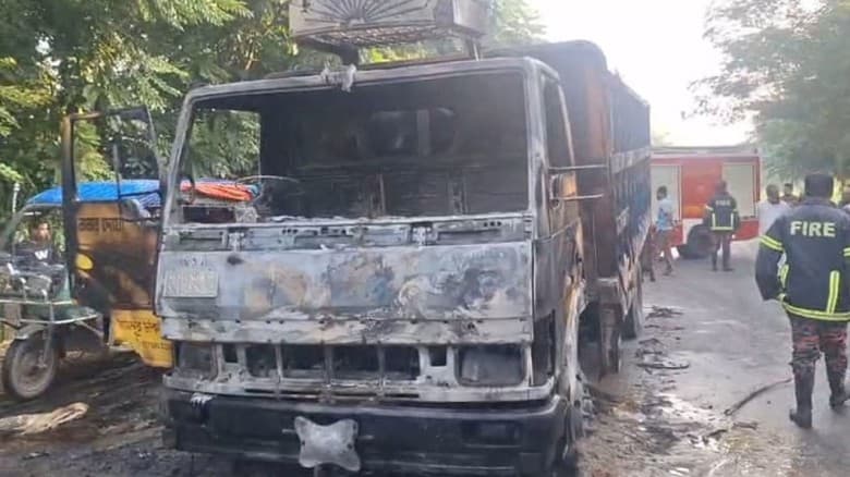 জাজিরায় আ.লীগের মিছিলে চিনির ট্রাকে আগুন