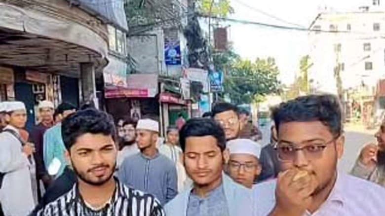 শেখ হাসিনার সন্ধান চেয়ে মাইকিং করে পুরস্কার ঘোষণা