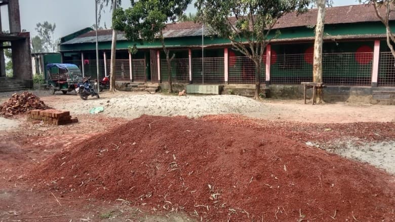 দেড় বছর ধরে স্কুল মাঠে জমানো নির্মাণ সামগ্রী, খেলাধুলা থেকে বঞ্চিত শিক্ষার্থীরা