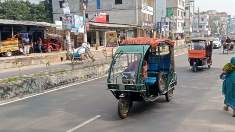 মনোনয়ন পরিবর্তন চেয়ে রিভিউ ফেস্টন লাগিয়ে অটোরিকশা চালকদের ব্যতিক্রমী শোডাউন