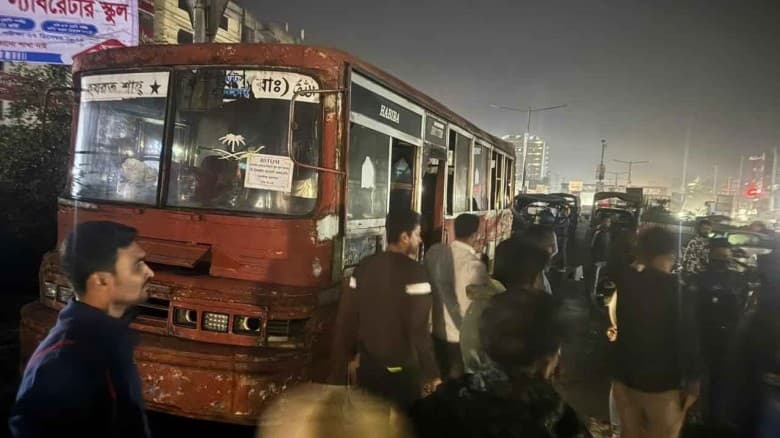 সাভারে দাঁড়িয়ে থাকা একটি বাসে আগুন