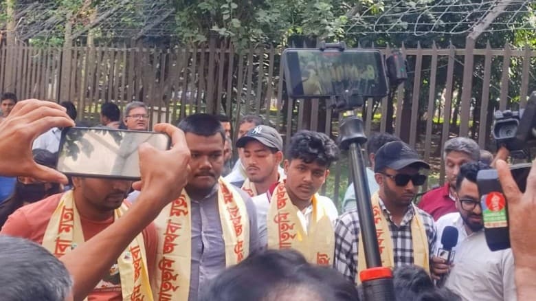 শেখ হাসিনার রায় শুনতে ট্রাইব্যুনালে আহত জুলাইযোদ্ধারা
