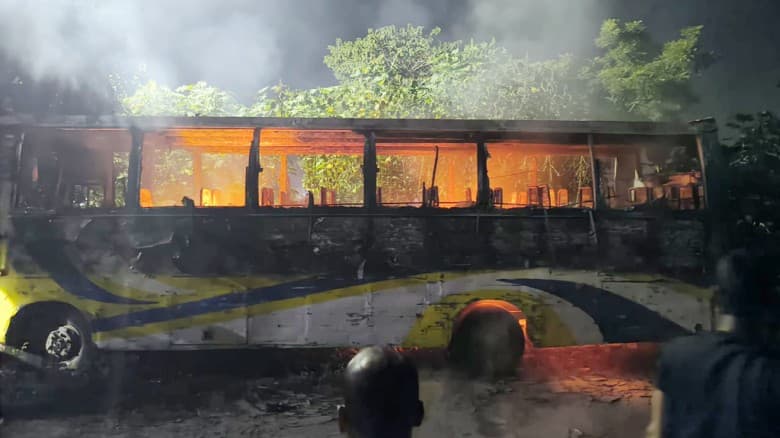 রাতে এক ঘণ্টার ব্যবধানে ঢাকায় ৩ বাসে আগুন