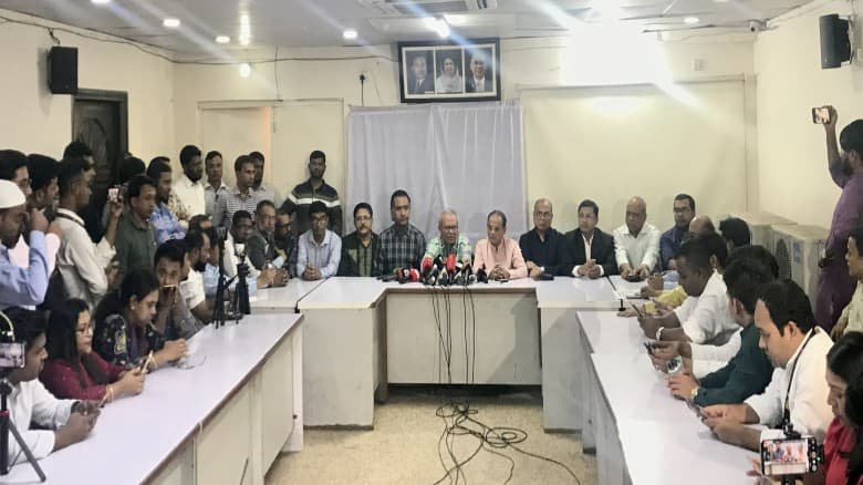 ব্যাংক লুটের টাকায় বাসে আগুন দিচ্ছে সন্ত্রাসীরা: রিজভী