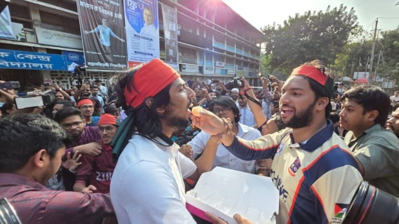 হাসিনার মৃত্যুদণ্ডের রায়ে টিএসসিতে উল্লাস, মিষ্টি বিতরণ