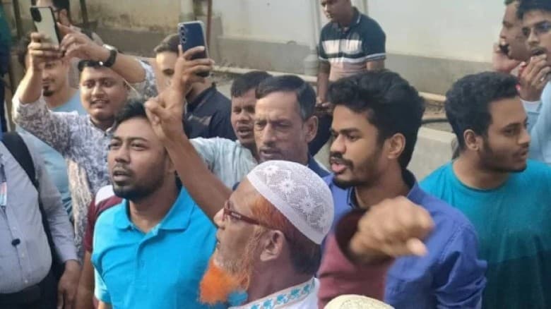 শেখ হাসিনার মৃত্যুদণ্ডের আদেশ, ট্রাইব্যুনালের সামনে জনতার উল্লাস