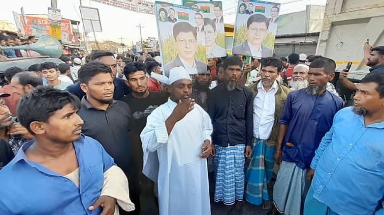 নোয়াখালীতে বিএনপির প্রার্থী পরিবর্তনের দাবিতে কাফনের কাপড় পরে বিক্ষোভ