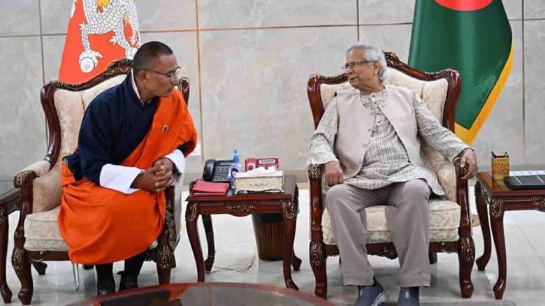 ভূমিকম্পের ক্ষয়ক্ষতি খোঁজ নিলেন ভুটানের প্রধানমন্ত্রী