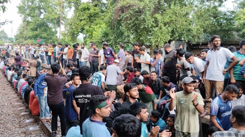 ২ দফা দাবিতে রাবি শিক্ষার্থীদের রেললাইন অবরোধ