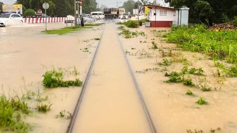 বন্যায় বির্পযস্ত থাইল্যান্ড, রেল যোগাযোগ সাময়িকভাবে বন্ধ