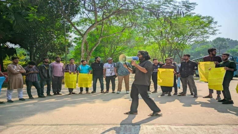 কুবিতে শিক্ষক নিয়োগে বাধার অভিযোগ, শিক্ষার্থীদের মানববন্ধন
