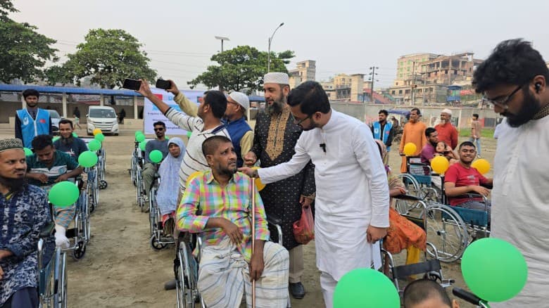অসহায়দের হুইলচেয়ার বিতরণ জামায়াতের প্রার্থী ড. হাফিজুর রহমানের