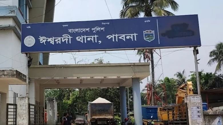 পাবনায় সংঘর্ষে ৫ জন গ্রেপ্তার, অস্ত্রহাতে যুবকের পরিচয় শনাক্ত