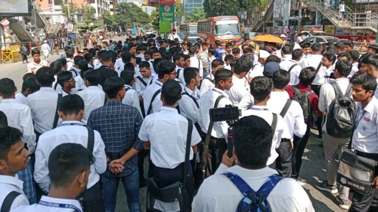 সায়েন্সল্যাব অবরোধ করেছেন ঢাকা কলেজের উচ্চমাধ্যমিকের শিক্ষার্থীরা