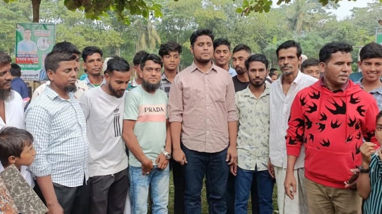 নির্বাচনী প্রচারণায় হাসনাত, এক দিনে করলেন ১৮টি স্থানে পদযাত্রা