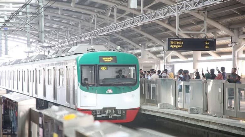 তারে কাপড়, ২০ মিনিট বন্ধ ছিল মেট্রোরেল