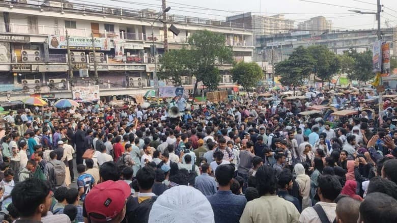 ঢাকা কলেজের সামনে সড়ক অবরোধ, তীব্র যানজটে নিউমার্কেটের সড়ক