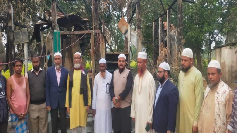 আগুনে পুড়ে যাওয়া ঘর সংস্কারে  এগিয়ে এলেন ড. মোবারক হোসাইন।