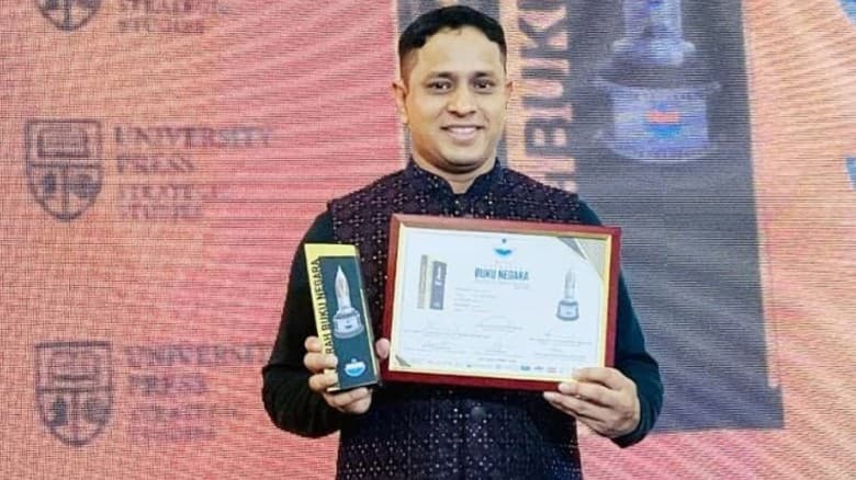 মালয়েশিয়ার ন্যাশনাল বুক অ্যাওয়ার্ড পেলেন নির্মাতা জাফর ফিরোজ