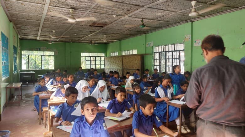 কর্মবিরতিতে শিক্ষকরা,অভিভাবকদের দাবিতে চললো বার্ষিক পরীক্ষা