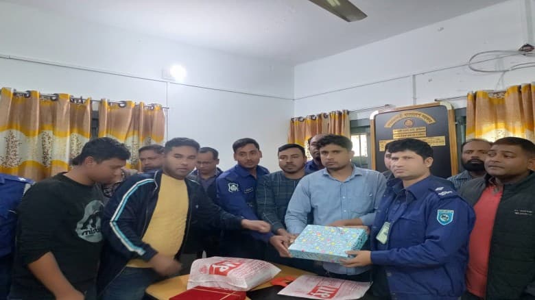চিলমারী থানার ওসি আশরাফুল ইসলামের বিদায়, সহকর্মীদের সংবর্ধনায় আবেগঘন মুহূর্ত