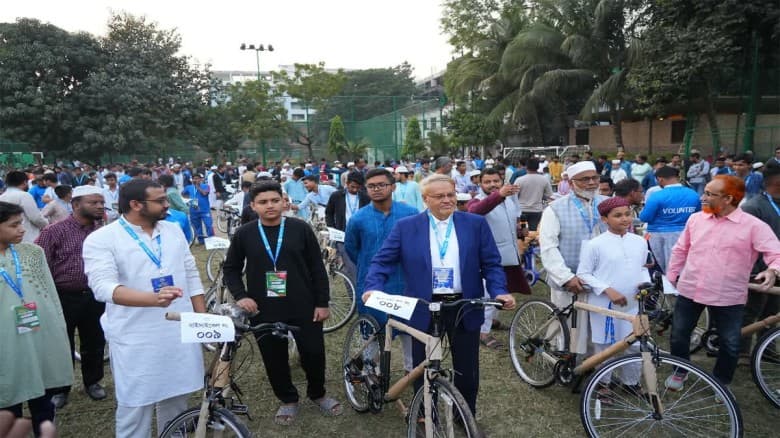 উত্তরায় ৪০ দিন জামাতে নামাজ, ২০০ শিশুকে বাইসাইকেল উপহার