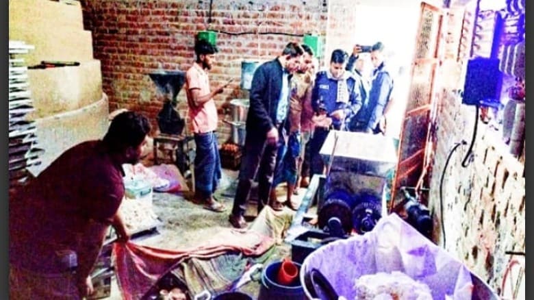 চুয়াডাঙ্গার আলমডাঙ্গায় বেকারি কারখানায় মেশিনে গলা কেটে শিশু শ্রমিকের মৃত্যু
