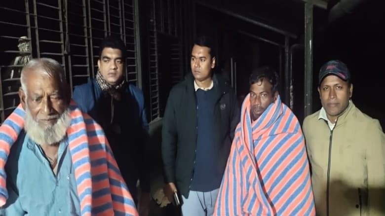 গভীর রাতে কম্বল নিয়ে অসহায় শীতার্তদের পাশে ইউএনও আল আমীন।