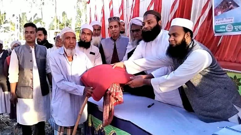 মুত্তাকী কল্যাণ সংস্থার উদ্যোগে অসহায়দের মাঝে শীতবস্ত্র বিতরণ