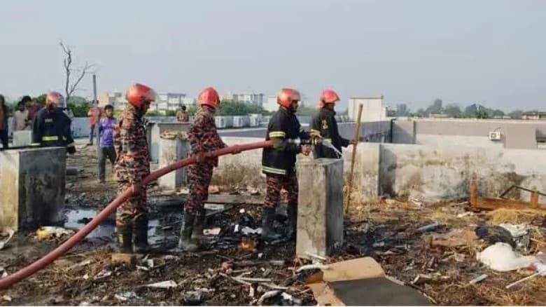 রাবির একাডেমিক ভবনের ছাদে আগুন