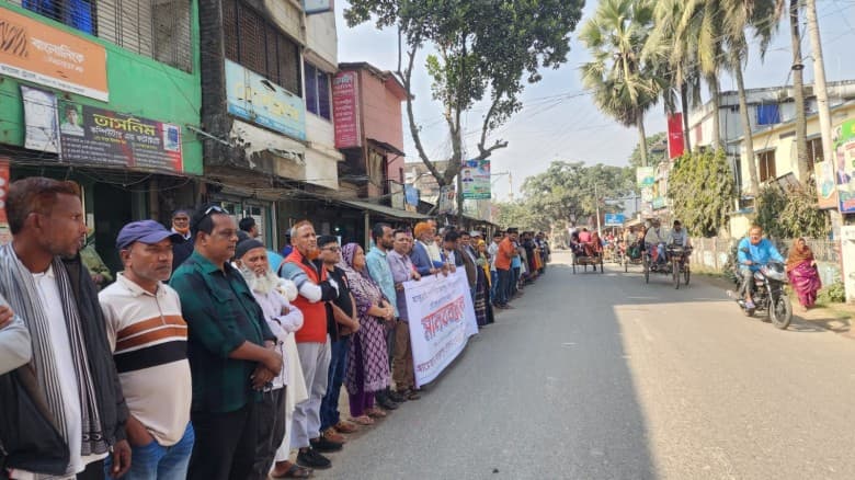 নারী-প্রবীণ ভোটারদের দুর্ভোগ, ভোটকেন্দ্র আগের অবস্থানে ফেরানোর দাবি