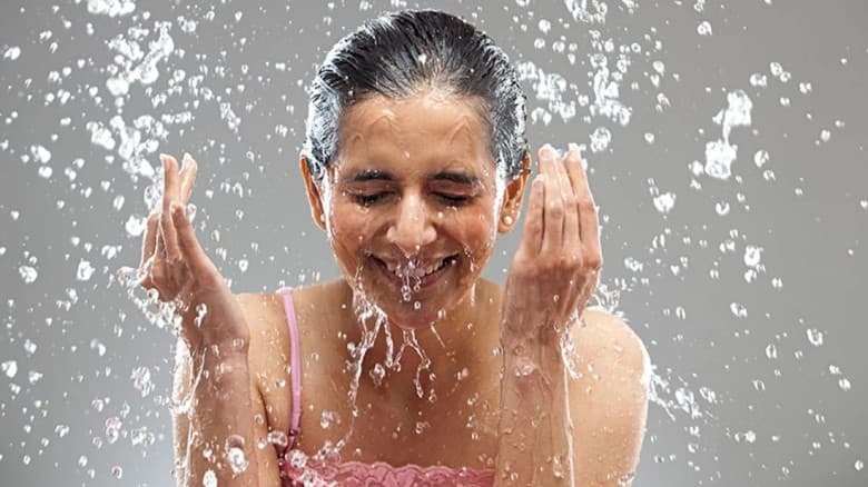 পানিতে সামান্য লবণ মিশিয়ে গোসলের চমকপ্রদ উপকার