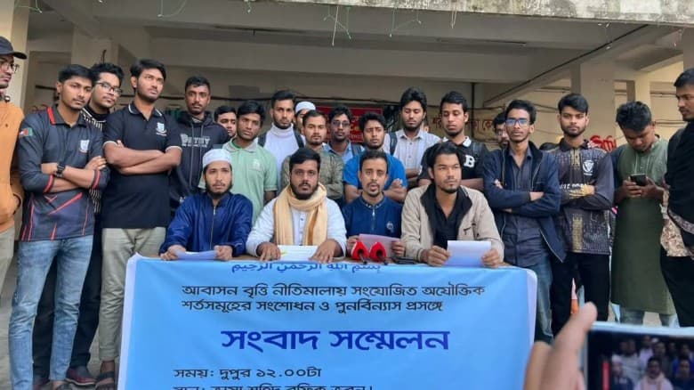 ৩ দাবিতে ভিসি ভবন ঘেরাওয়ের হুঁশিয়ারি আস-সুন্নাহ হলের জবি শিক্ষার্থীদের