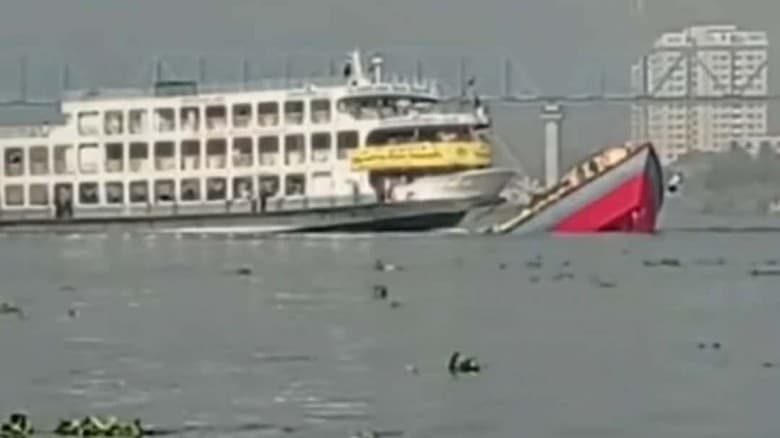বুড়িগঙ্গায় লঞ্চের ধাক্কায় ডুবলো বাল্কহেড