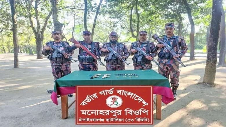 চাঁপাইনবাবগঞ্জ সীমান্ত থেকে বিজিবির বিশেষ অভিযানে ৪টি বিদেশী অস্ত্রসহ বিপুল গোলাবারুদ জব্দ