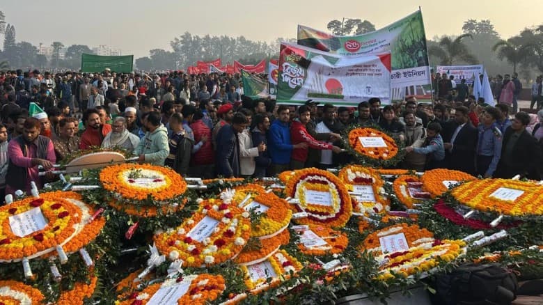 জাতীয় স্মৃতিসৌধে সর্বস্তরের মানুষের শ্রদ্ধা