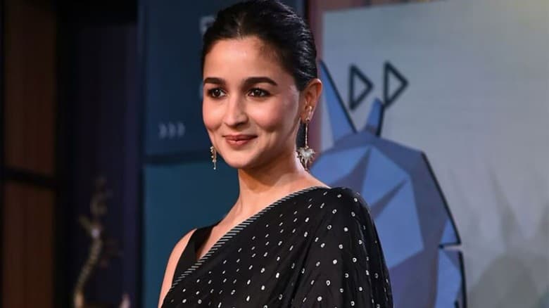 পাকিস্তান প্রসঙ্গে প্রশ্নে কৌশলী জবাব আলিয়া ভাটের