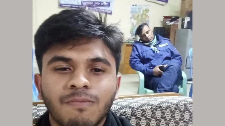 পুলিশ হেফাজতে ছাত্রলীগ নেতার সেলফি ঘিরে বিতর্ক
