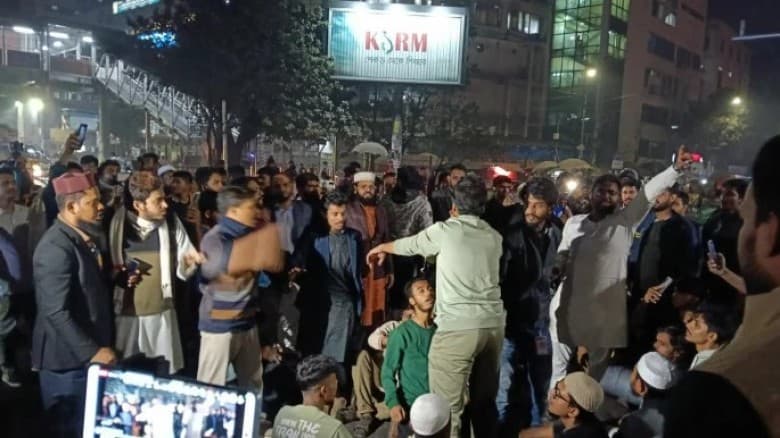 শাহবাগ মোড় অবরোধ, ‘হাদি হাদি’ স্লোগানে বিক্ষোভ