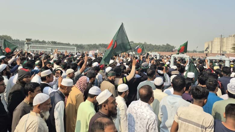 সংসদ ভবনের দক্ষিণ প্লাজায় প্রবেশ করলো হাজার হাজার ছাত্র-জনতা