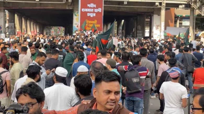 ওসমান হাদির সমাধিস্থল দেখতে ছুটে আসছেন শিক্ষার্থী-জনতা