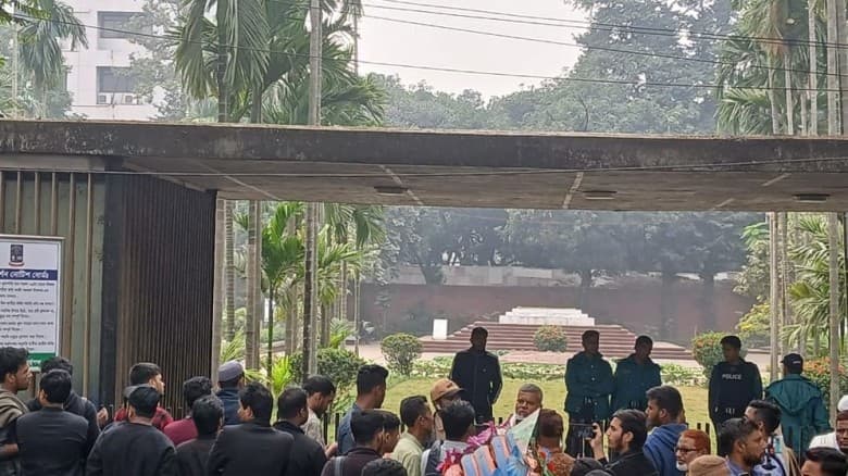 ওসমান হাদির কবরে শ্রদ্ধা জানাতে সাধারণ মানুষের ভিড়