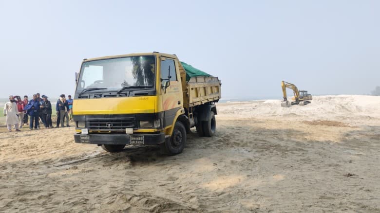 অবৈধভাবে বালু উত্তোলন ও পরিবহনের দায়ে দেড় লক্ষাধিক টাকা জরিমানা